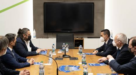 El Ministro de Exteriores Luigi Di Maio en visita a OMAL